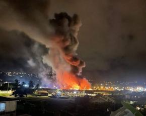 Carrefour Market au centre commercial Créolis au Robert complètement détruit par les flammes
